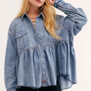 Free People, SIZE M (runs large) "Dylan" Babydoll Denim Shirt/Tunic/Jacket, EUC